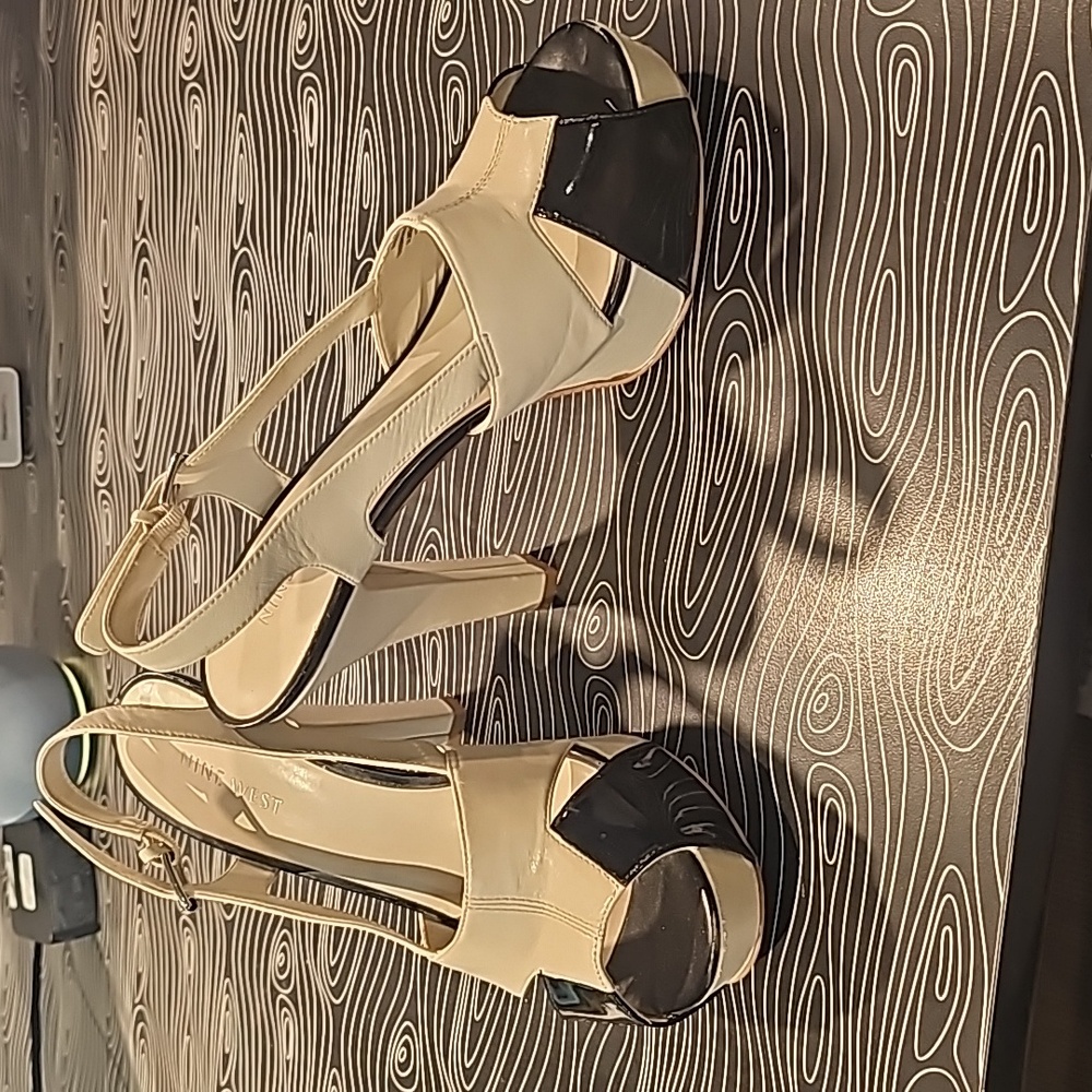 Nine West heels Size 7 cream leather with black patent leather - Picture 3 of 4